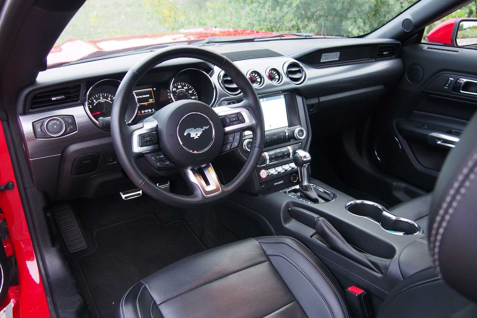 Rent Ford Mustang Turbo-pic_2
