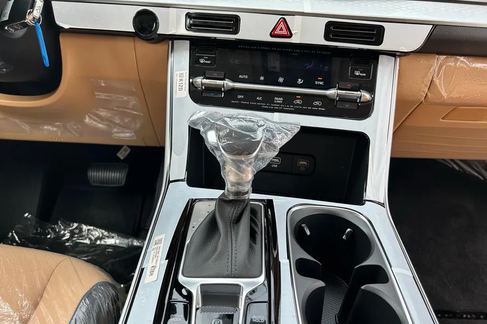 Kia Carnival 2023 (8 seaters) For Rent-pic_4